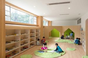 幼兒園裝修設(shè)計效果圖原木風(fēng)定制收納閱讀書柜。童躲避屋，色環(huán)保裝修。