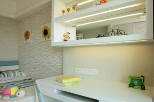 小孩房白色書桌藍(lán)色寫字學(xué)習(xí)椅