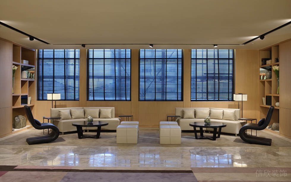 會(huì)客廳對(duì)稱雙排米白色沙發(fā)