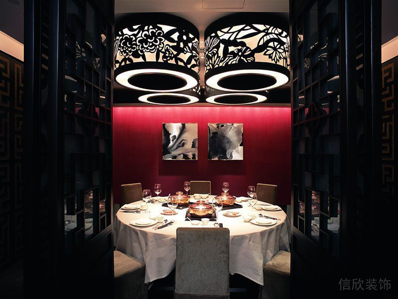 餐飲裝修_深色木制中式屏風隔斷