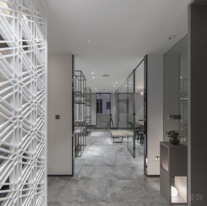 深圳羅湖區(qū)田貝辦公室裝修_白色木格子屏風(fēng)隔斷