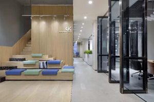 階梯式木飾面與現(xiàn)代玻璃門隔斷交界處設(shè)計(jì)