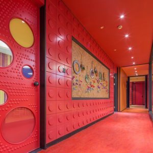 軟木材質(zhì)鮮艷童趣兒童培訓(xùn)班過(guò)道裝修、