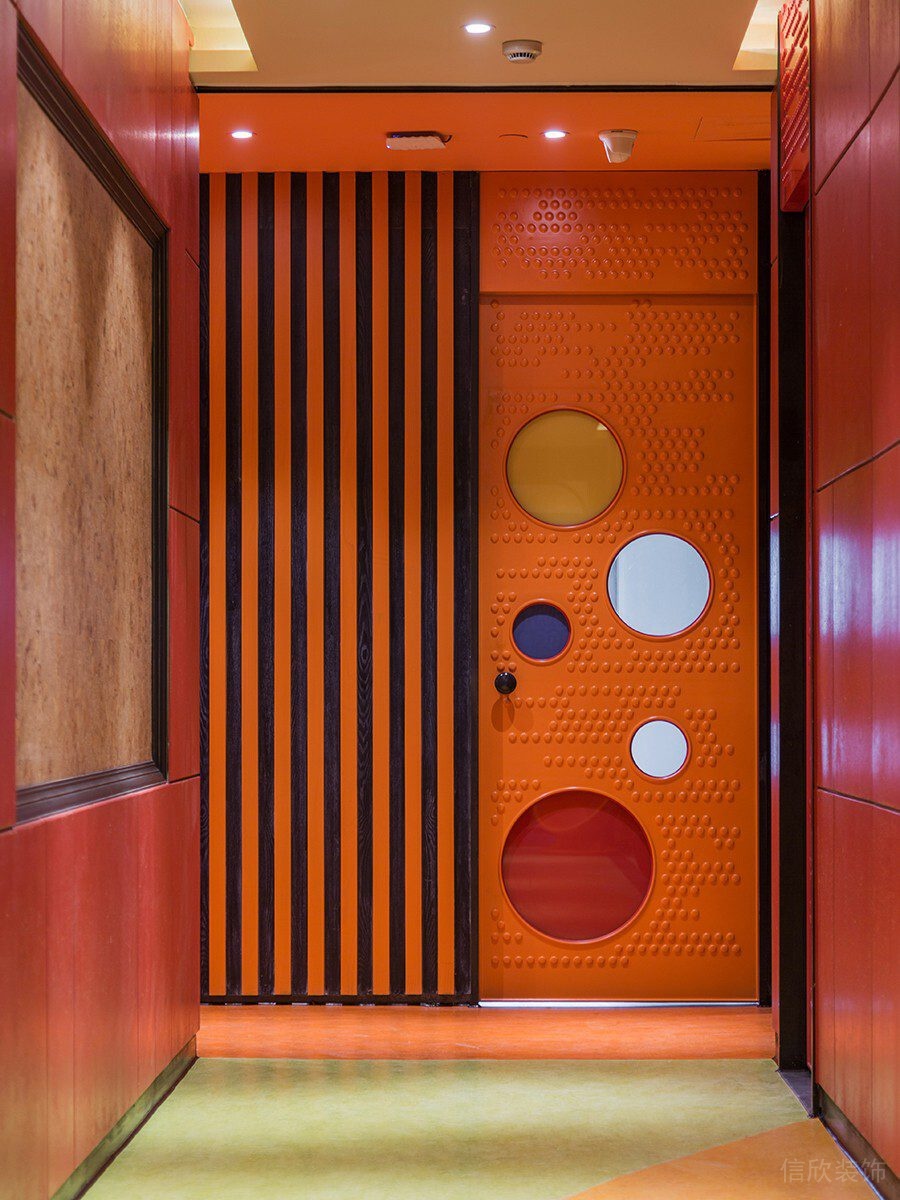 亞克力環(huán)形圓孔透視門條紋橙色兒童趣味設計