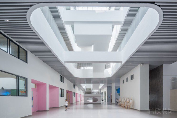 環(huán)形現(xiàn)代學(xué)校過(guò)道設(shè)計(jì)墻體隔斷空間