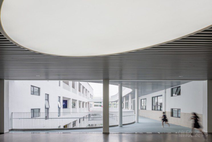 黑白色調(diào)極簡風(fēng)現(xiàn)代安全學(xué)校設(shè)計(jì)效果圖