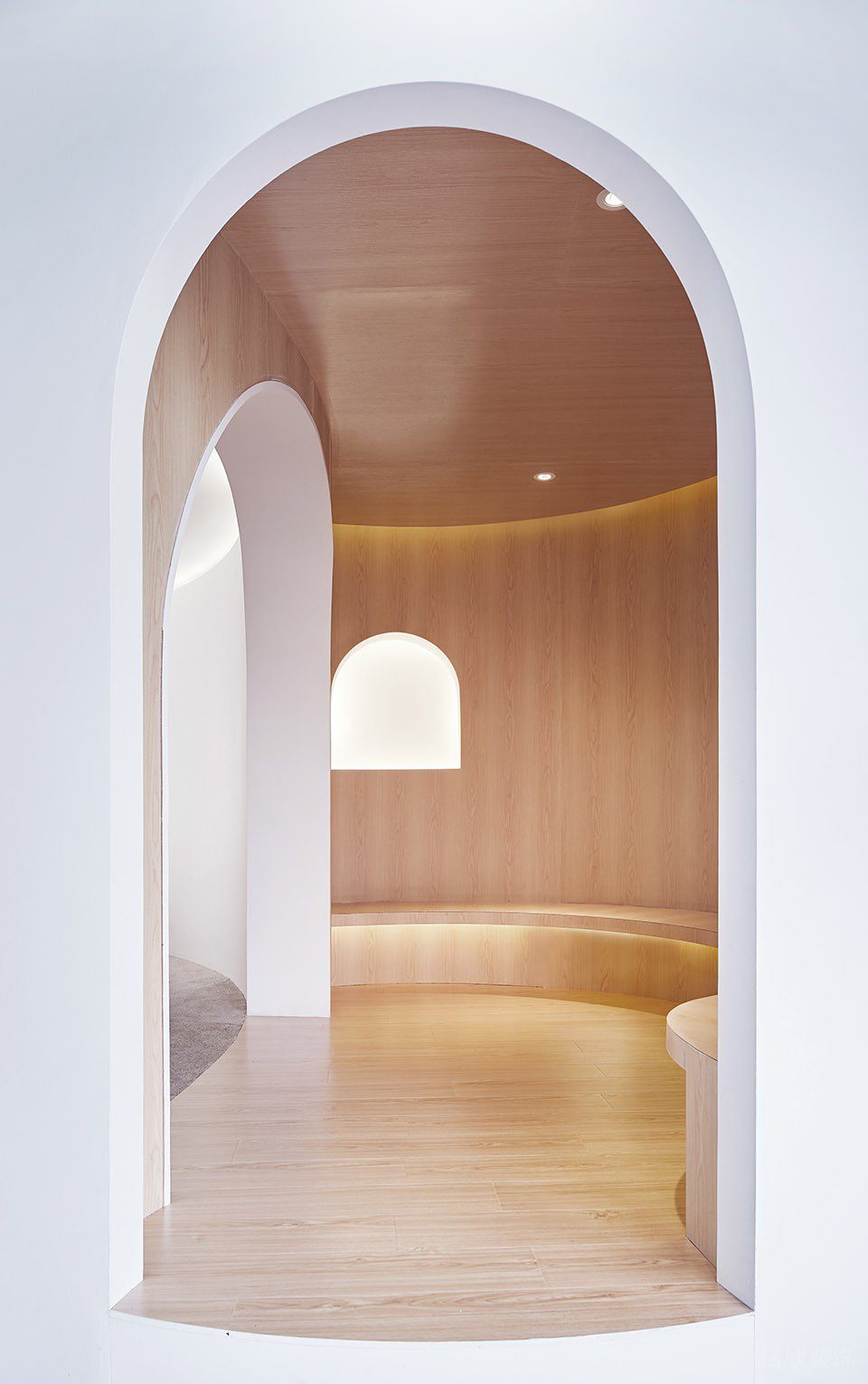 弧形木飾面過(guò)道裝修設(shè)計(jì)休息區(qū)