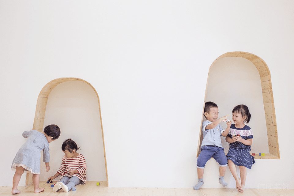 內(nèi)嵌墻體弧形設(shè)計(jì)裝修兒童培訓(xùn)機(jī)構(gòu)