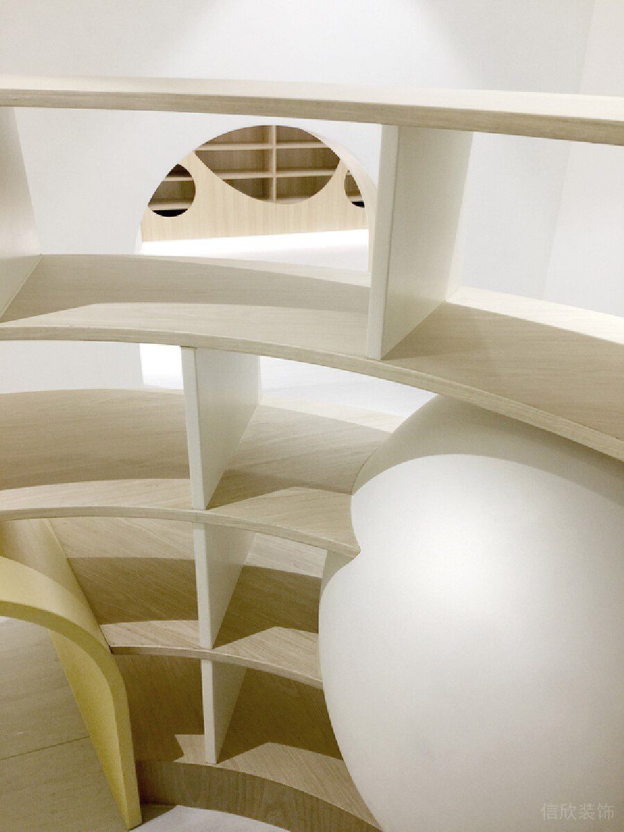 環(huán)形收納柜設(shè)計(jì)楓木墻體隔斷舞蹈音樂(lè)培訓(xùn)少兒?jiǎn)⒚伤囆g(shù)中心機(jī)構(gòu)裝修