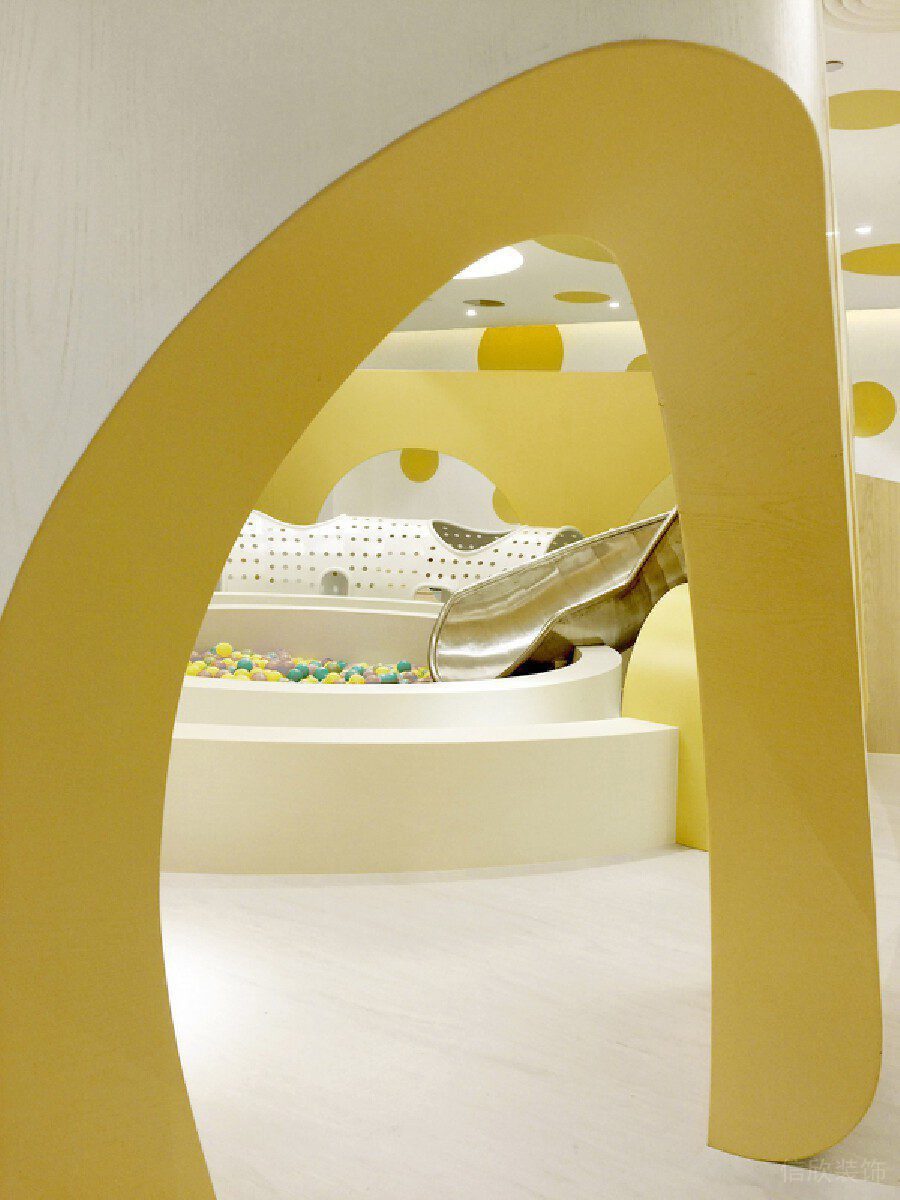 黃色弧形過(guò)道墻體隔斷效果舞蹈音樂培訓(xùn)少兒?jiǎn)⒚伤囆g(shù)中心機(jī)構(gòu)效果圖