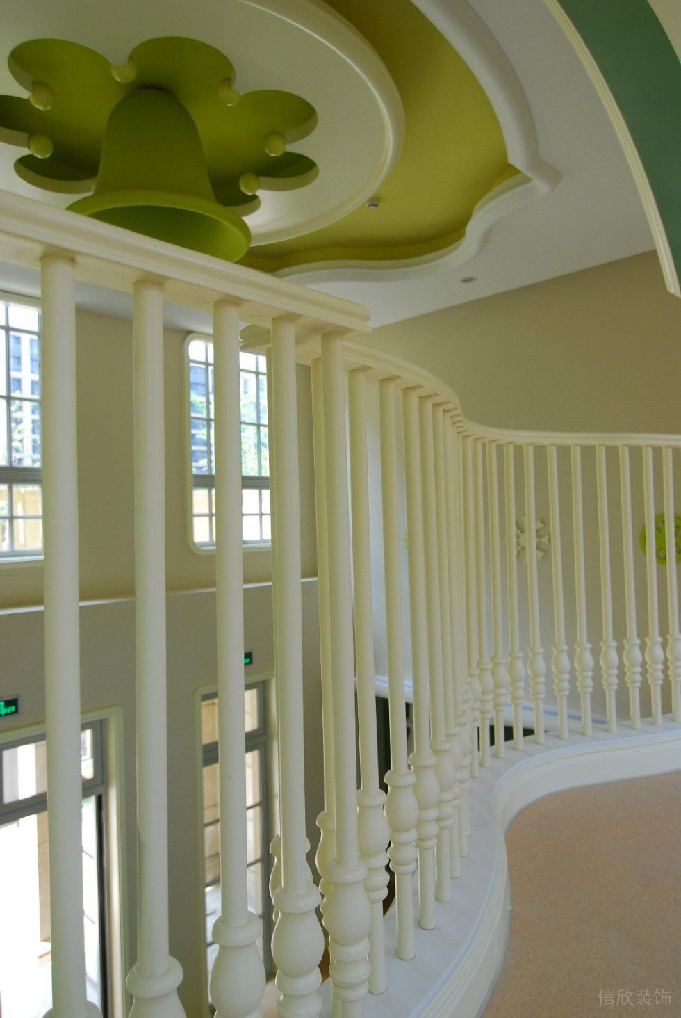 綠色創(chuàng)意花蕊造型天花條紋欄桿安全過道裝修圖