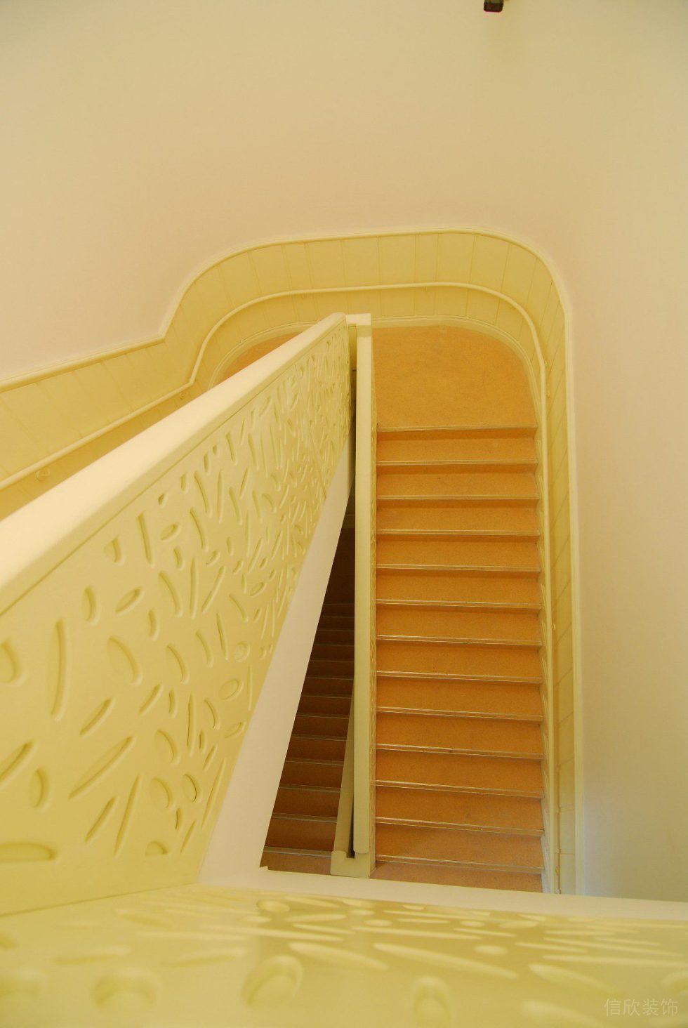 折疊黃色階梯設(shè)計(jì)樓梯過(guò)道效果圖