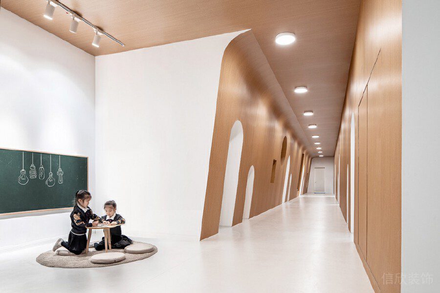 過(guò)道裝修木質(zhì)黑板內(nèi)嵌涂鴉區(qū)