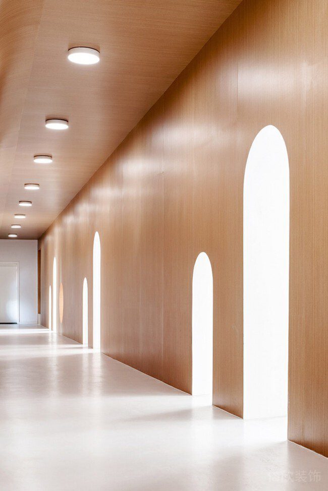 木材肌理創(chuàng)意拱形隔斷墻體過(guò)道裝修設(shè)計(jì)