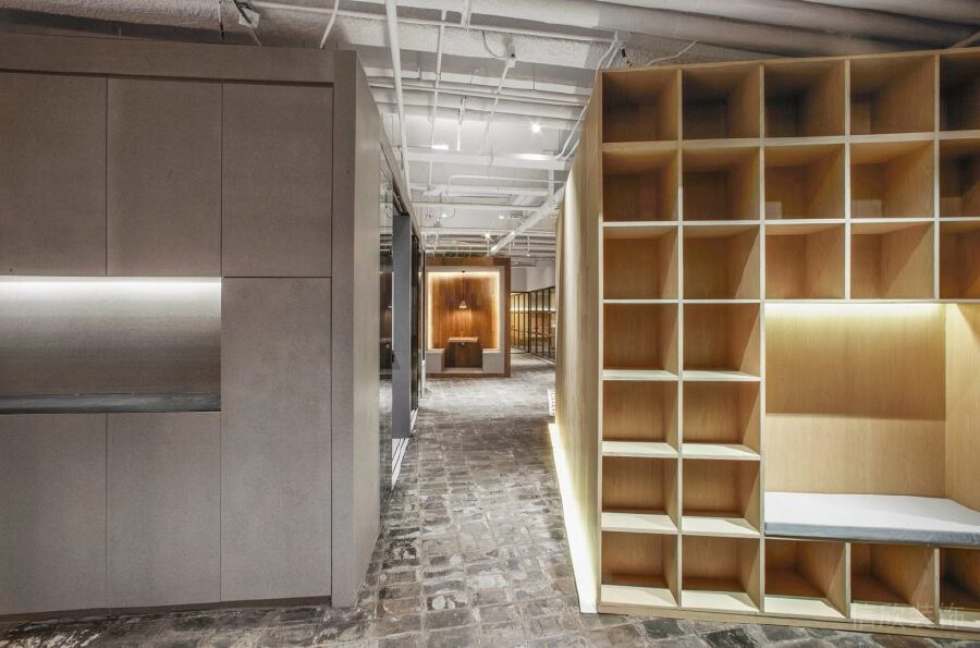 木柜格子收納過(guò)道設(shè)計(jì)辦公室裝修效果圖