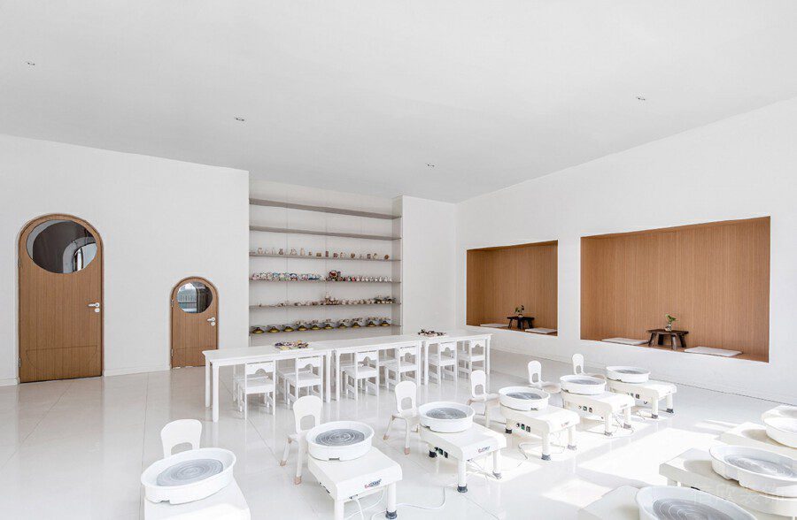 木質(zhì)拱形收納墻柜現(xiàn)代簡約風(fēng)培訓(xùn)機(jī)構(gòu)裝修陶藝教室