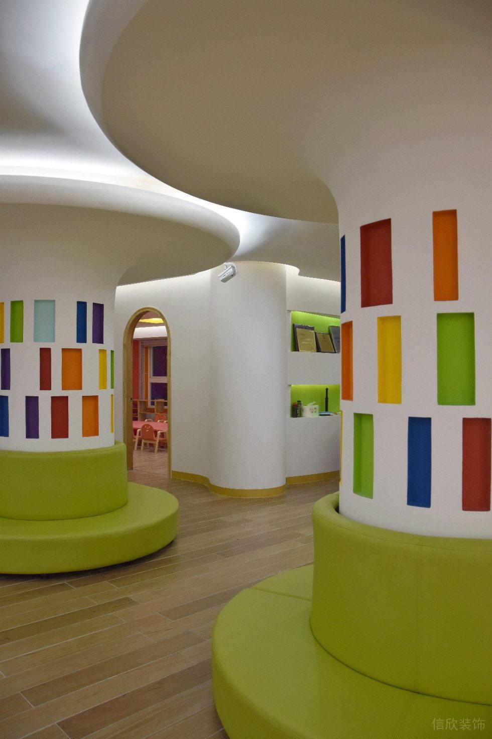 創(chuàng)意墻體藝術裝修彩虹色彩沙發(fā)設計