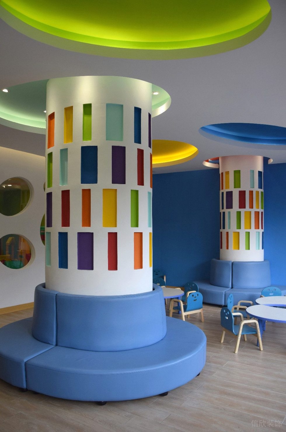 彩色墻體隔斷鏤空天花休息區(qū)