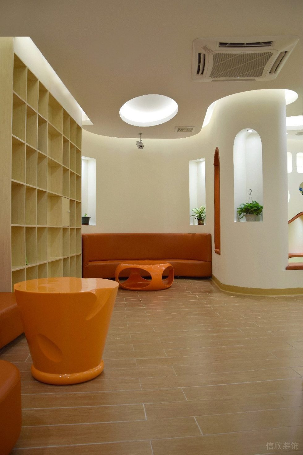 簡約風休息區(qū)弧形設計