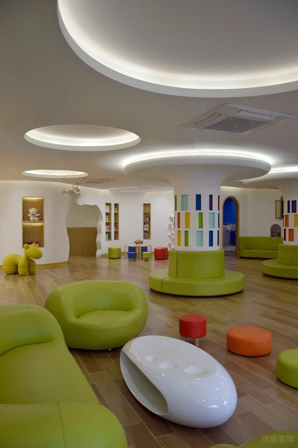 環(huán)形沙發(fā)休息裝修設計