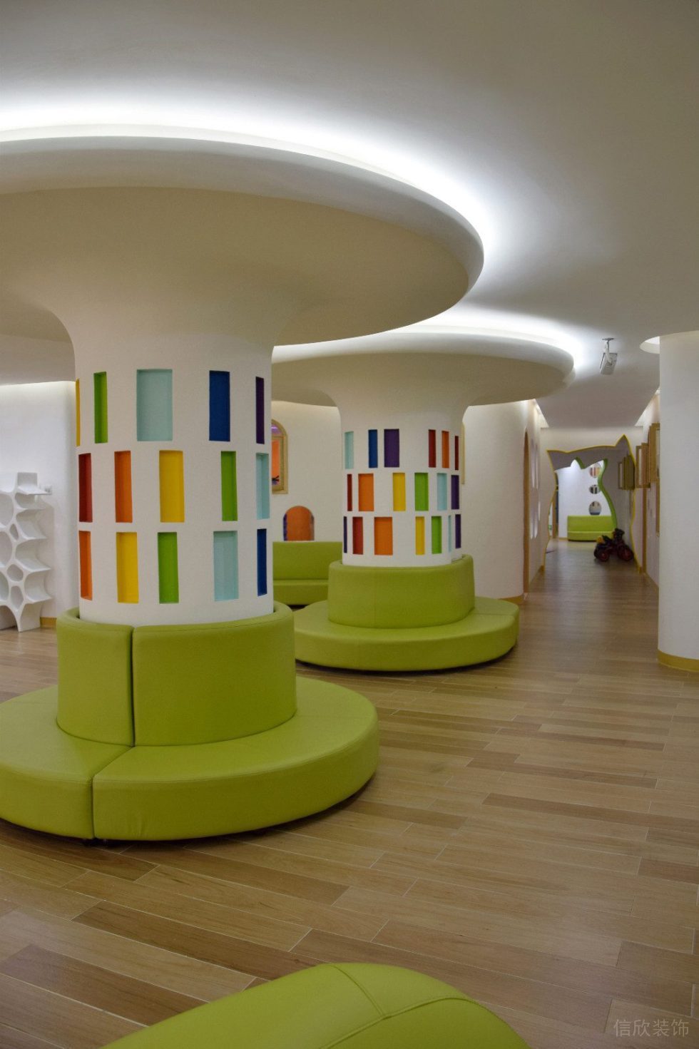 彩虹墻體弧形沙發(fā)公共區(qū)域