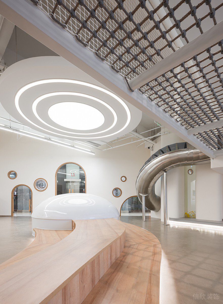 原木條形階梯式座椅休息區(qū)設計