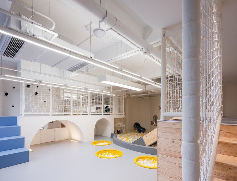 工業(yè)風(fēng)天花板兒童游樂區(qū)