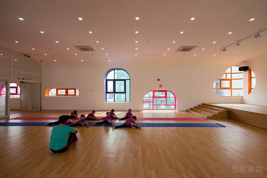 原木暖色調(diào)練舞室區(qū)域裝修