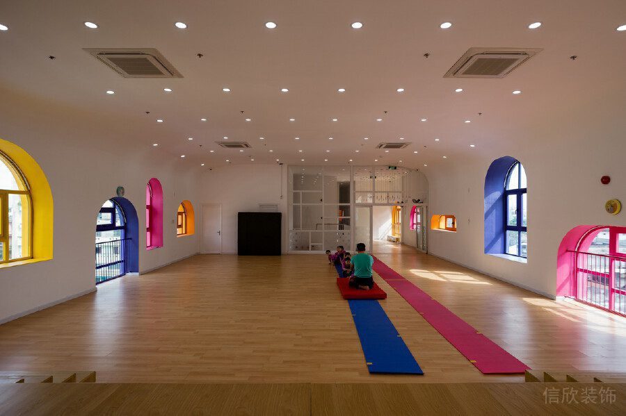 強(qiáng)調(diào)色瑜伽墊搭配強(qiáng)調(diào)色窗戶油漆設(shè)計(jì)