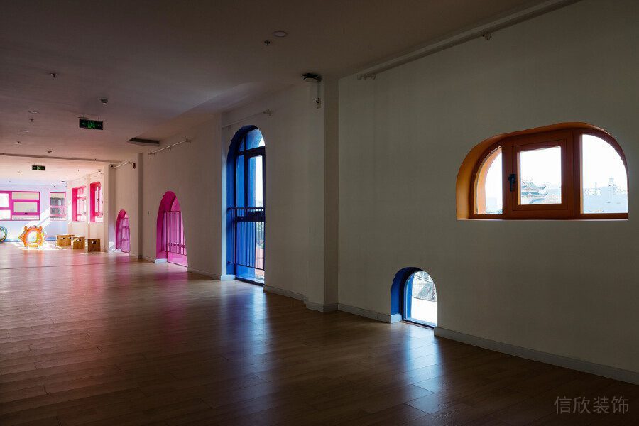 強調(diào)色窗戶休息區(qū)設計