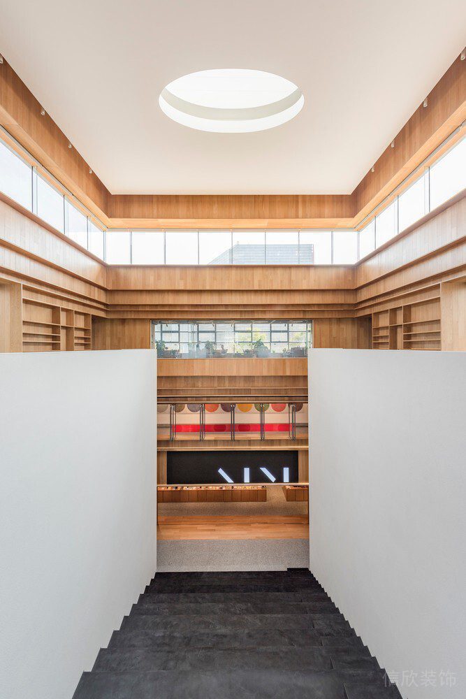 階梯式走廊設(shè)計(jì)原木風(fēng)過道