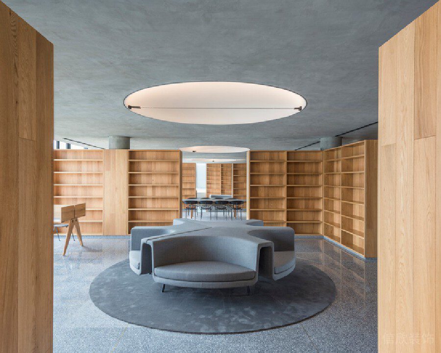 中央布藝沙發(fā)閱讀室實(shí)木書(shū)柜空間隔斷裝修效果圖