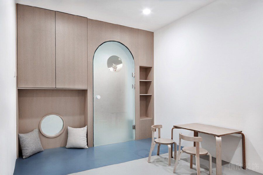 原木風(fēng)獨(dú)立教室裝修拱形玻璃門