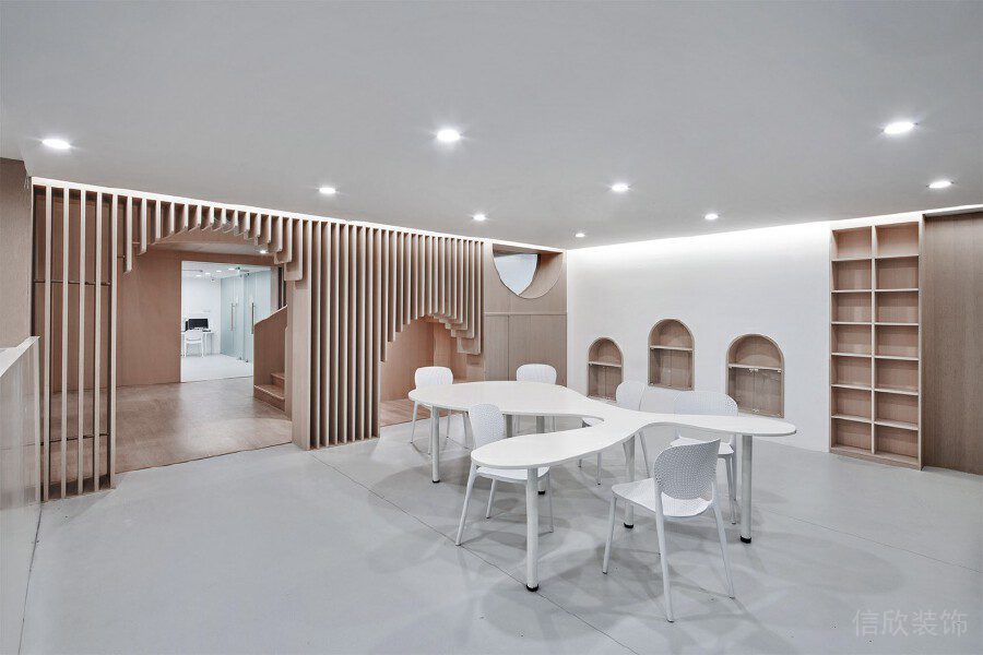 實木簡約風(fēng)多功能教室