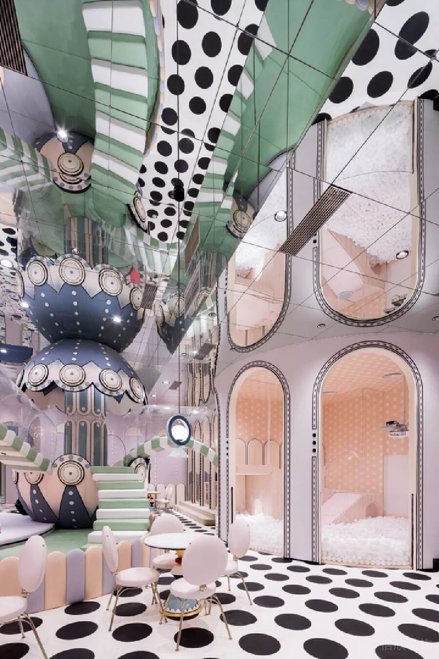 游樂設(shè)施鏡面裝修設(shè)計波點地板