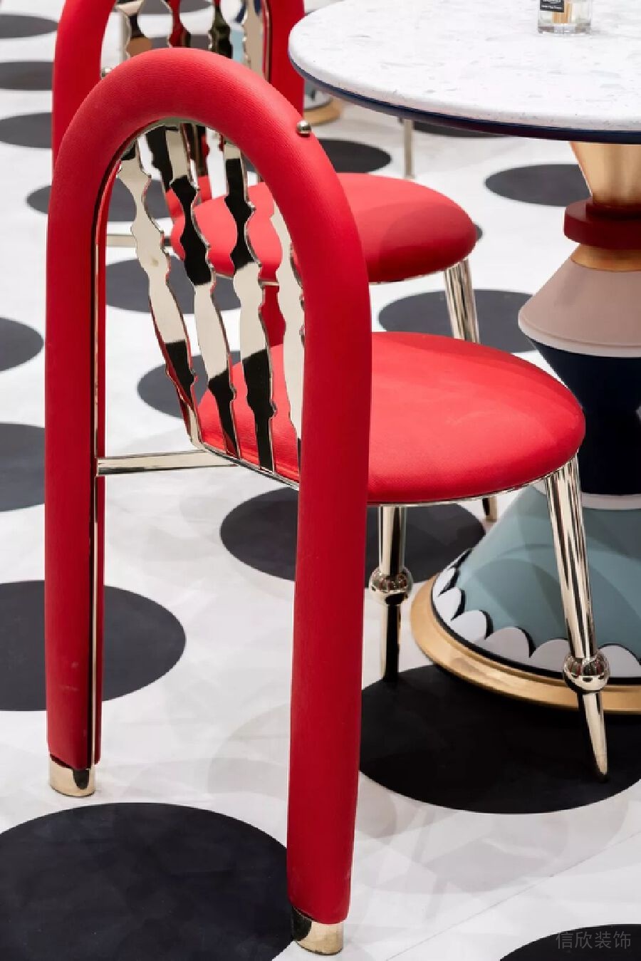 游泳培訓(xùn)少兒啟蒙藝術(shù)中心機構(gòu)裝修紅色創(chuàng)意金屬獨立座椅