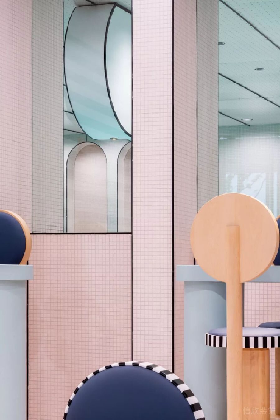 高腳椅創(chuàng)意等待區(qū)粉色泳池機構(gòu)