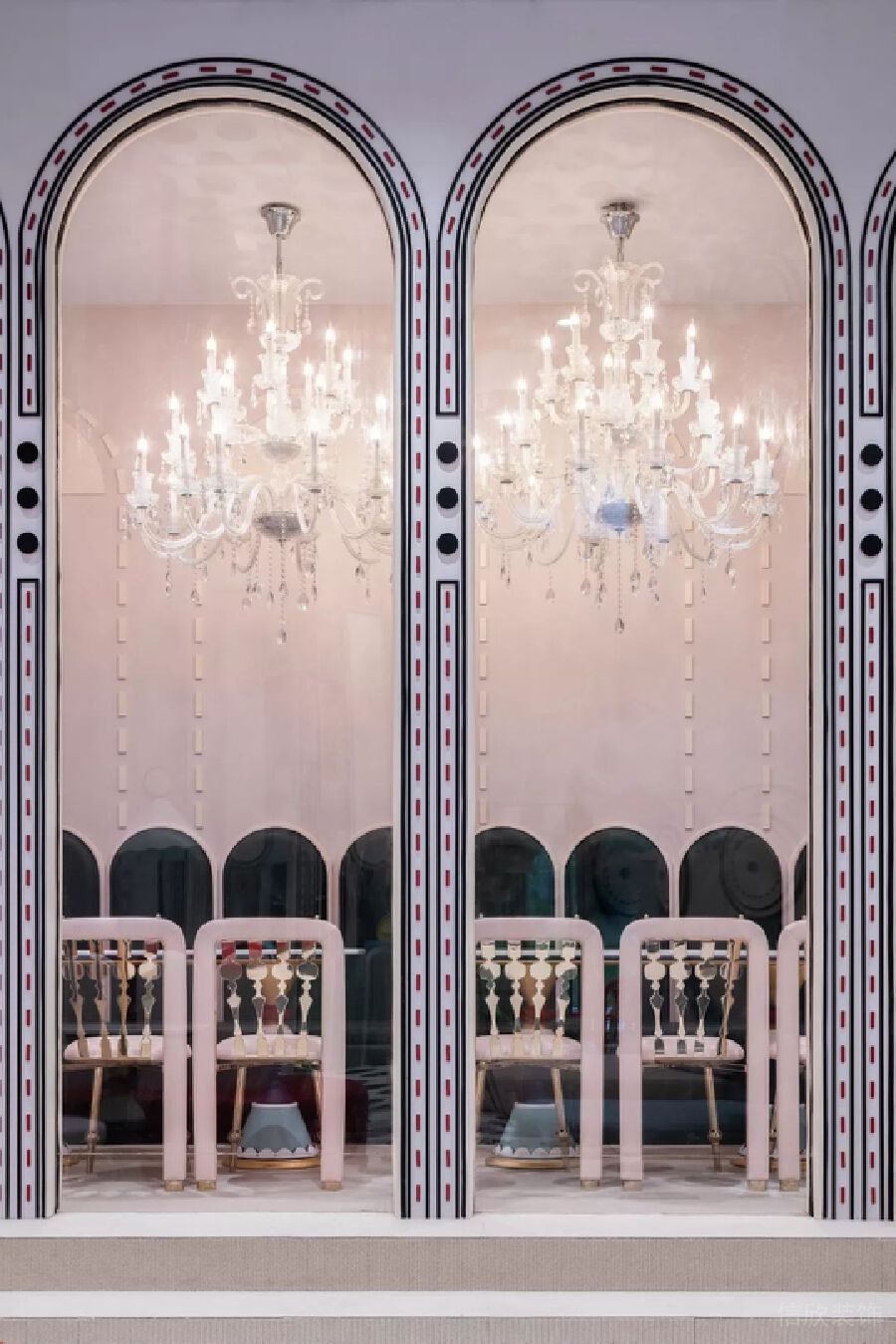 對稱式宮廷風(fēng)水晶天花吊頂休息區(qū)