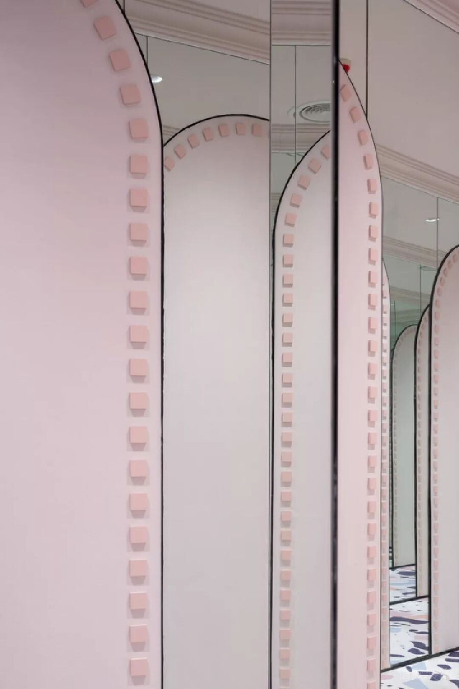 粉色系夢幻黑邊更衣室