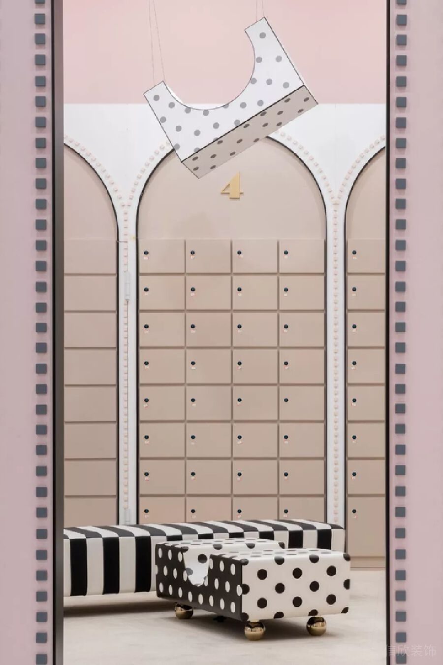 積木波點不規(guī)則吊頂裝飾收納木柜機構(gòu)裝修