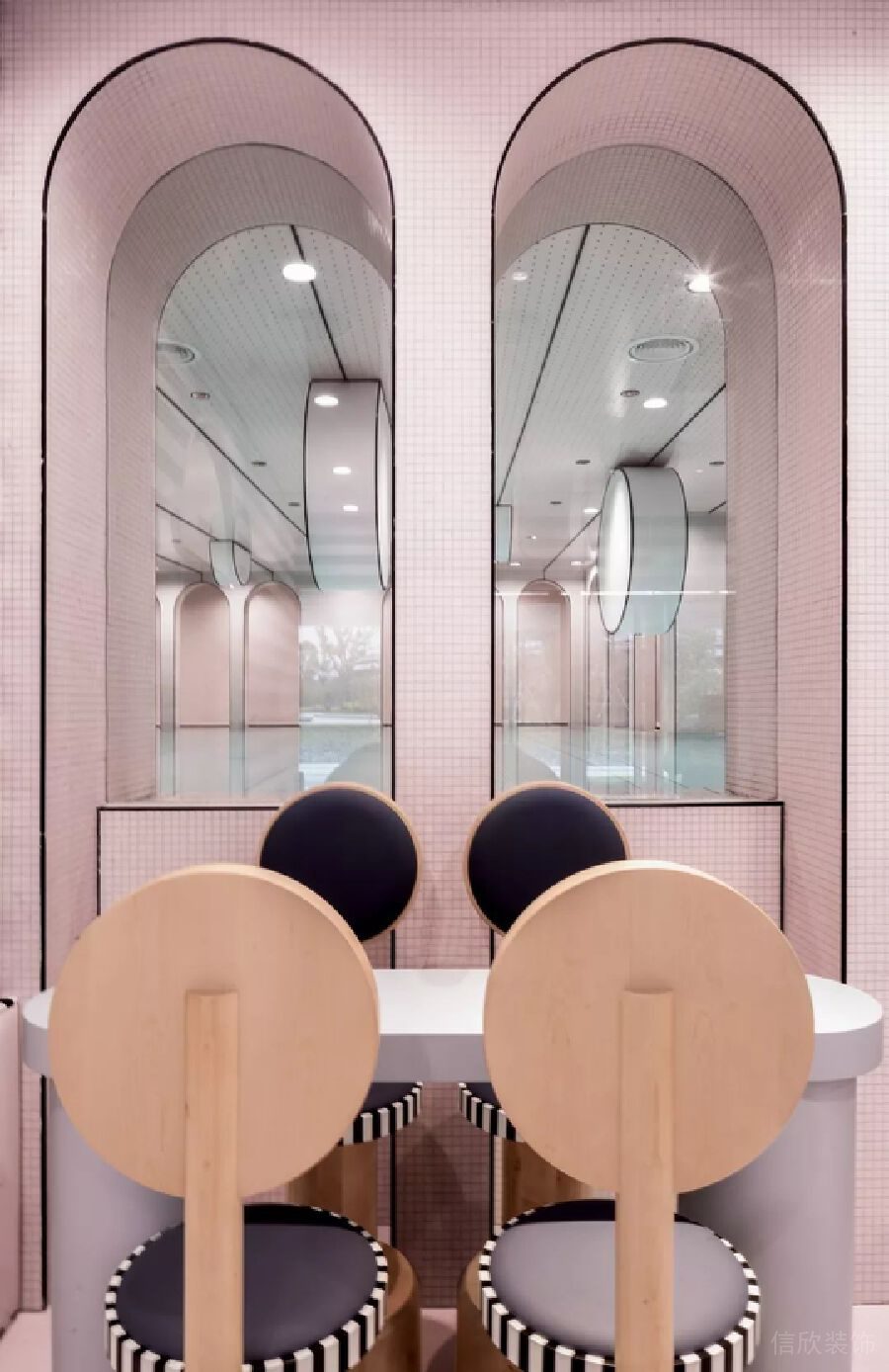 粉色游泳池機(jī)構(gòu)設(shè)計(jì)黑邊休息區(qū)