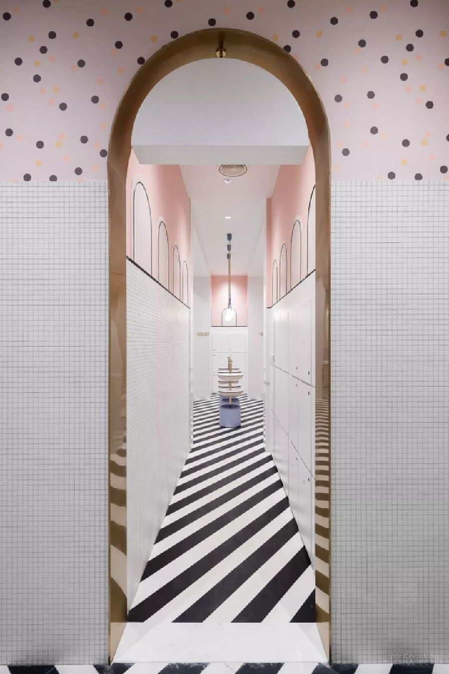 波點墻體設(shè)計金屬鎏金拱形機構(gòu)