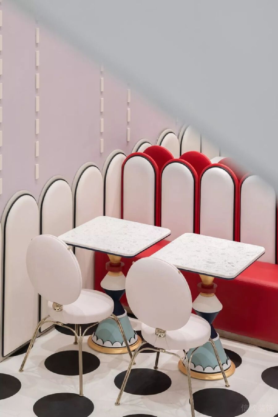 紅色沙發(fā)休息區(qū)機構培訓班裝修