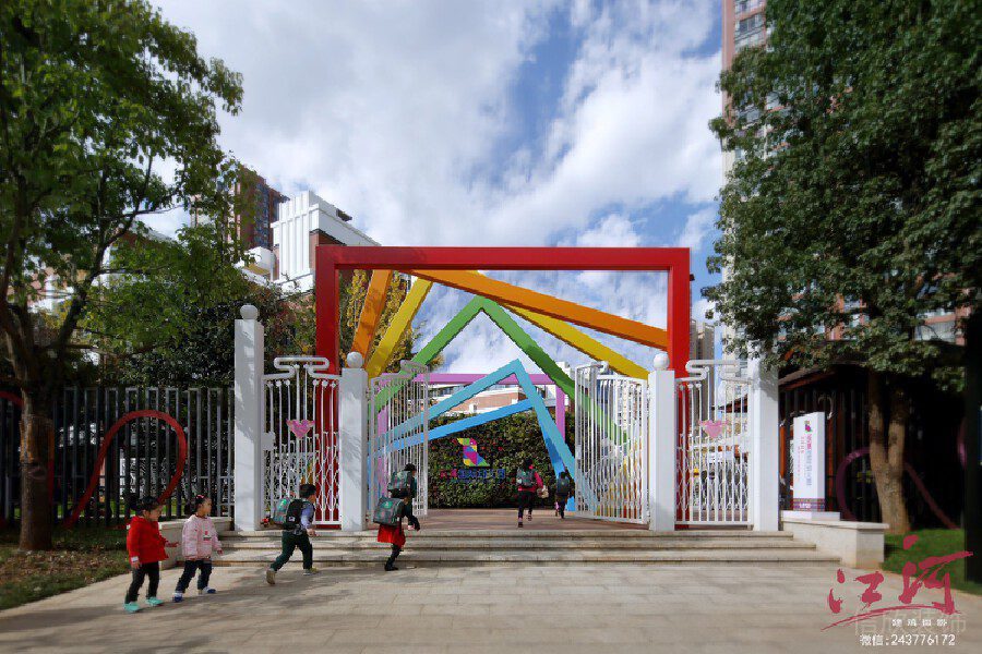 幼兒園彩虹金屬門(mén)框設(shè)計(jì)