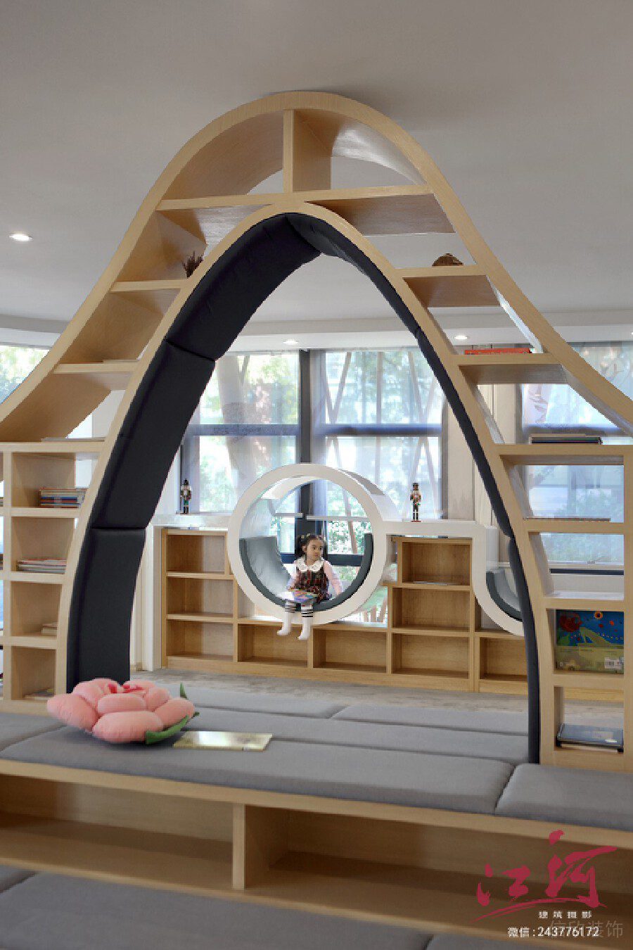 鏤空弧形木質(zhì)墻體設(shè)計機構(gòu)