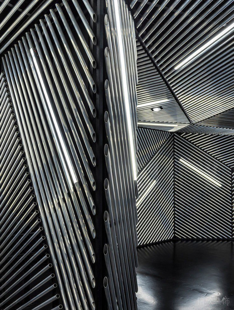 金屬銀色管道墻壁設(shè)計(jì)辦公室過道區(qū)域