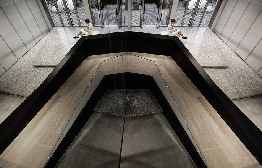 斜坡實(shí)木直線式辦公室過道裝修