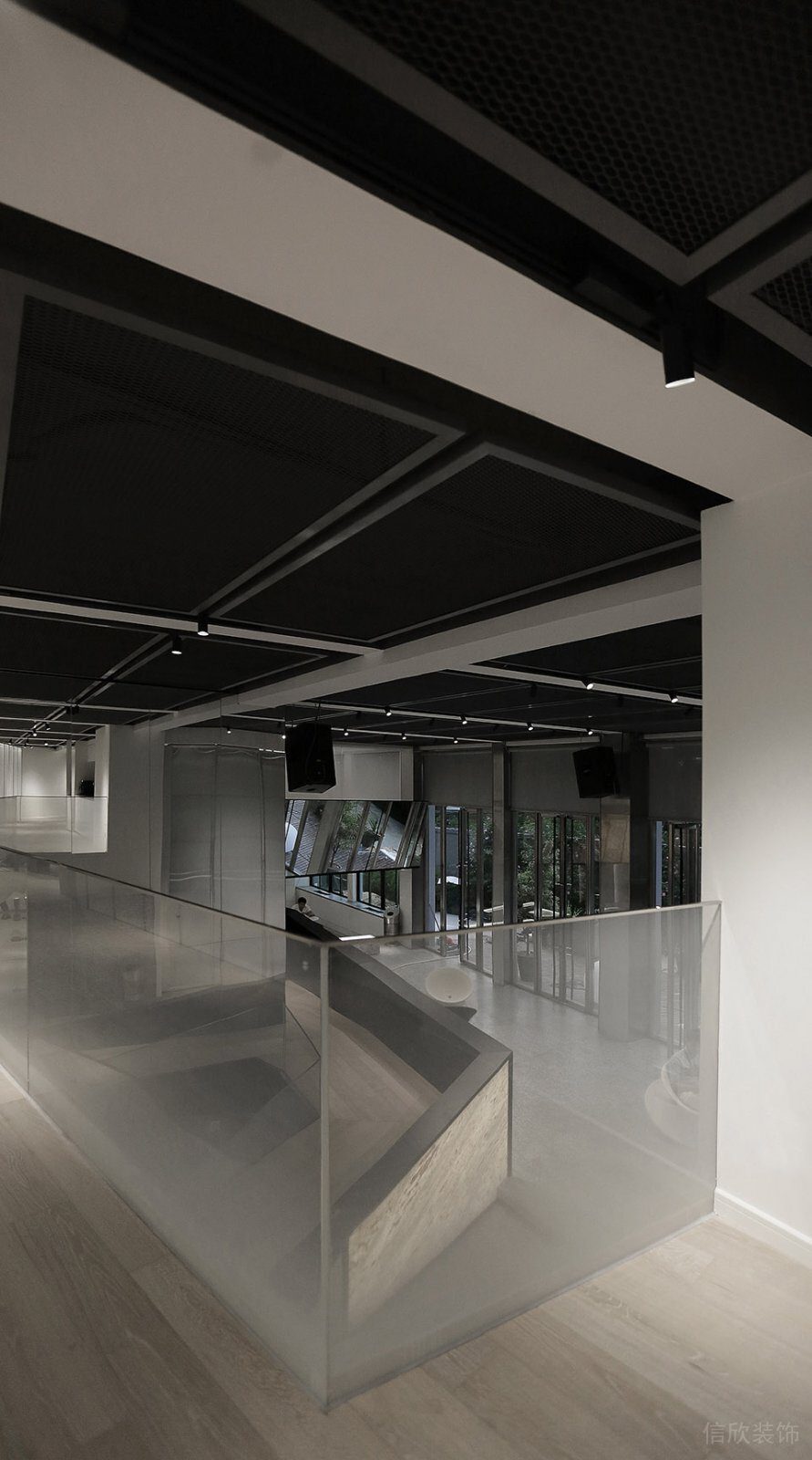 漸變半墻玻璃工業(yè)風辦公室裝修圖