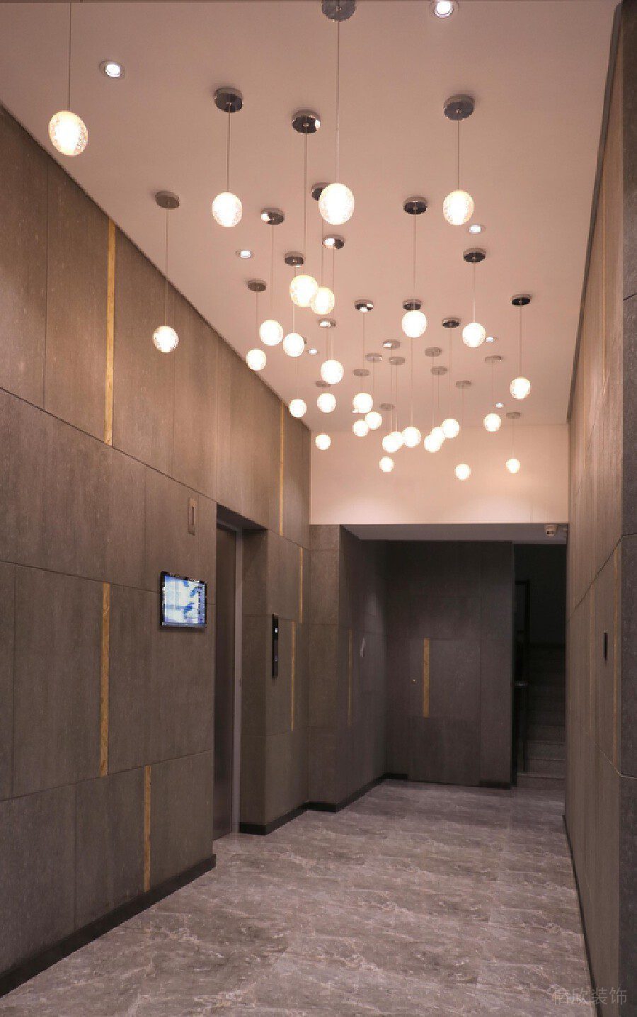創(chuàng)意多燈飾天花設(shè)計(jì)辦公室過道大理石