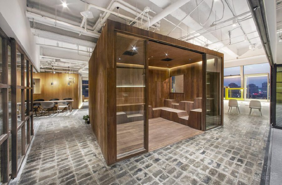 復(fù)古木飾面獨(dú)立會議室辦公室裝修